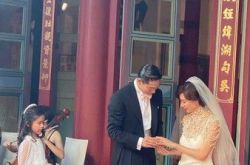 林志玲坐着交换戒指画面曝光 AKIRA遵循古礼新娘会好命