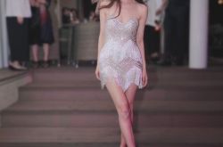 林志玲穿流苏短裙热舞 喝嗨了当场脱AKIRA衣服