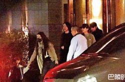 尹馨认爱阿中后Selina首现身 SHE合体陪泡汤