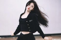 鞠婧祎大跳热舞 下一秒被自己绊倒吓坏粉丝