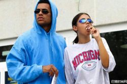 情侣专门模仿伪明星街拍照爆红 假装被狗仔偷拍的每一个瞬间