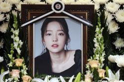 具荷拉粉丝见遗照泪崩 招牌眼妆红唇这是你最美的样子