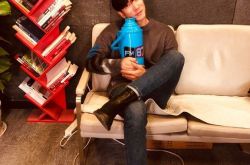 张亮2年前就离婚了 曝1子1女抚养权