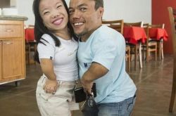 世界最矮的情侣申请世界纪录 2人加起来不到180cm