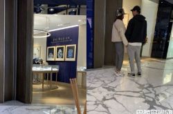 张亮离婚2年内幕 爆1月前牵手白衣女逛珠宝