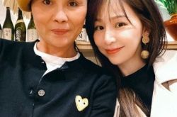 王心凌妈妈同框 神逆龄亲妈似姐妹