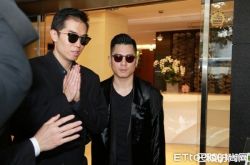 高以翔大哥一殡出发接灵 悲伤戴墨镜双手合十