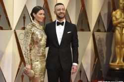 贾斯汀暧昧抚摸同剧女星 公开向老婆道歉