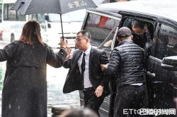 浙江卫视代表现身高以翔灵堂 致意9分钟快闪离开