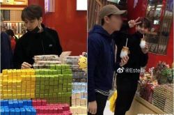 上海外滩附近偶遇王嘉尔 素颜开心比Ya