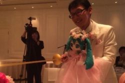 近藤显彦和初音未来结婚的人 妈妈不认媳妇日本走红