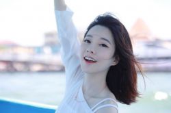 冯提莫复出赚翻天 土豪一夜斗内破千万