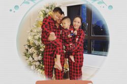 侯佩岑首晒全家福 俩萌儿子正面曝光