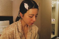 上原亚衣起床化妆照片曝光 首次公开眼镜素颜