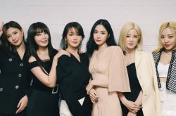 清纯女团Apink唱到一半被赶下台 Apink成员直播爆哭