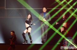 高龄当爸的男艺人们 小25岁真爱为他生下龙凤胎