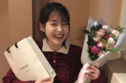 IU宣布签约新公司 经纪人代表签字