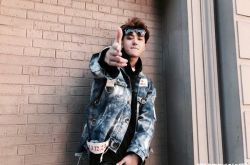 黄子韬被误认是防弹少年团 主动拍合照法国少女萌问BTS