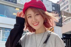 香港演员白云不走性感路线 一弯腰1/2E杯掉出来