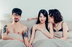 孔雀眼主唱令晴出柜交过女朋友 松口泄磨豆腐床事研究