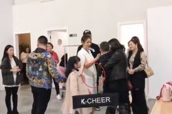 林心如怀二胎真的吗？片场拍广告穿拖鞋大衣遮肚