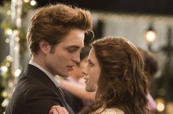 罗伯特·帕丁森代言香水 上身全光激吻女演员