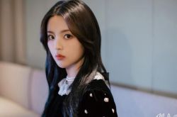 杨超越真实身材曝光 腰间赘肉不少