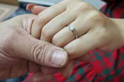 小彬彬女友曝光 情人节晒手婚戒3度结婚