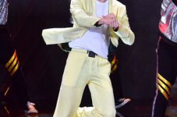 张艺兴后空翻失误 脸和肩膀重重着地