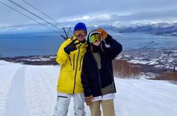 王思聪欠债20亿日本滑雪吃高档寿司 爽喝天价葡萄酒