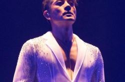 郭富城母亲去世 90多岁家中离世