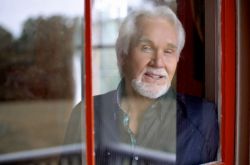 美国乡村歌王肯尼罗杰斯逝世 一代乡村音乐巨星的陨落