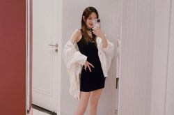 李小璐近况晒照 修图太狠墙壁凹成波浪状