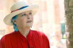 露西娅波塞去世 影坛新冠肺炎去世第1人