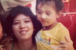 贾静雯童年照片曝光 跟妈妈合照美到大