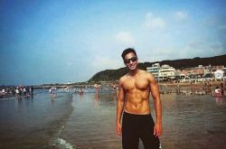 赖弘国晒巨肌照曝近况 帅笑甩情伤聚会王柏杰