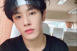 李汶翰澄清玩手机让人等 晒当事人对话反击