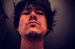 彭于晏近照激似流浪汉 鼻毛胡子长一起了