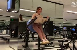 凌晨飙高音练铁肺 邓紫棋唱错歌词笑了