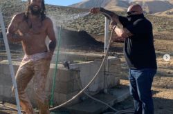 杰森·莫玛是什么人种 路边洗澡秀大胸肌