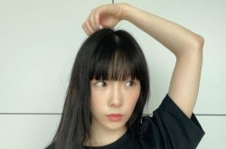 最强童颜泰妍剪头发了 黑发妹妹头造型曝光