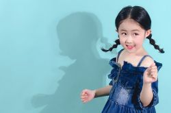 8岁小孩当评审怎么回事 童星小玉玉很厉害吗