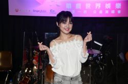 蜜雪第一次找别人合唱 曝薇琪困美国现况