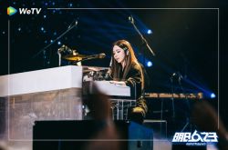 邓紫棋3岁嫩样曝光 短发大眼翻筋斗跌下床