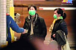 黄子华60岁生日女友同居 自小父母离异长大侍母至孝