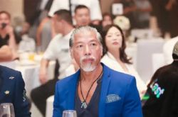 张耀扬近况曝光 消失N年头发胡子全白