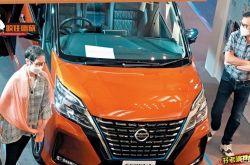 姜大卫带老婆买电动车 入行五十多年见尽娱圈起落