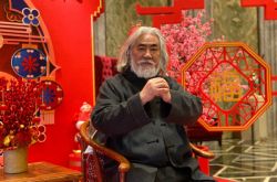 69岁导演张纪中又当爸 小31岁助理生下女儿