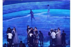 Angelababy补妆被骂 6名助理簇拥太过了