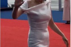 张靓颖无p图曝光 小肚子凸好大